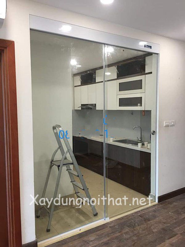 Làm Vách Kính Ngăn Bếp Trong Nhà Nhỏ: Chọn Cửa Mở Hay Cửa Lùa? Mẫu cửa kính lùa đẹp