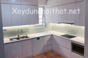Mẫu kính ốp bếp màu trắng sữa đẹp