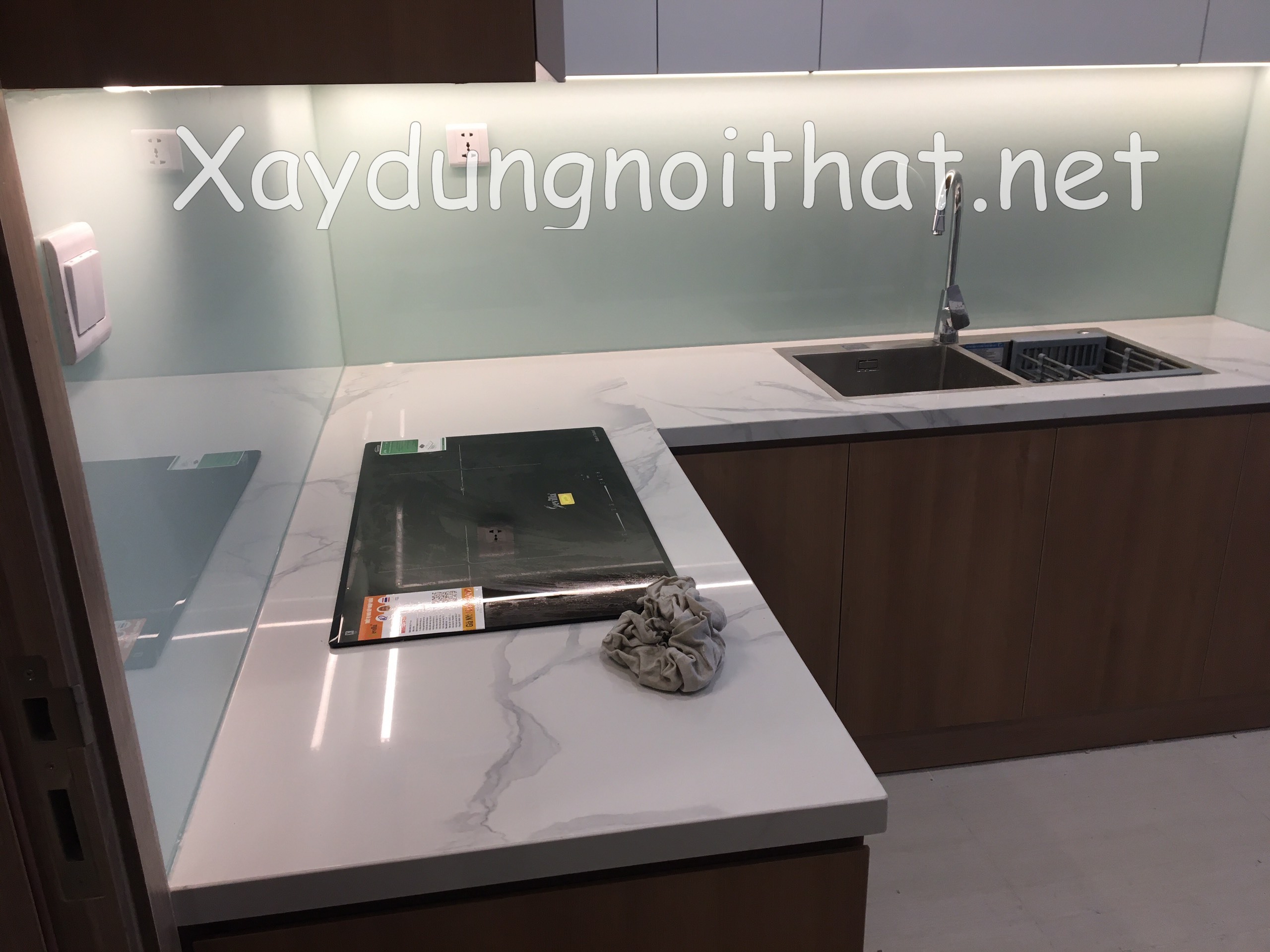 Top Mẫu Kính Ốp Bếp Màu Trắng Sữa Đẹp – Xem Ngay Báo Giá Ưu Đãi kinh bep mau trang sua 5