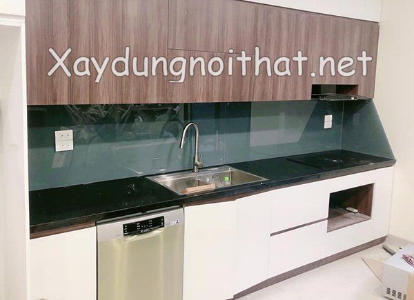 Kính Ốp Bếp Giá Bao Nhiêu? Xem Ngay Mẫu Đẹp Đang “Hot” Nhất kinh op bep 1