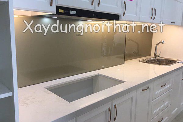 Kính Ốp Bếp Giá Bao Nhiêu? Xem Ngay Mẫu Đẹp Đang “Hot” Nhất kinh op bep 27