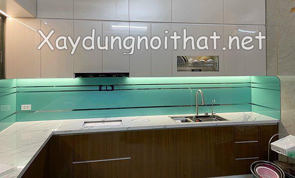 Kính Ốp Bếp Giá Bao Nhiêu? Xem Ngay Mẫu Đẹp Đang “Hot” Nhất kinh op bep 8