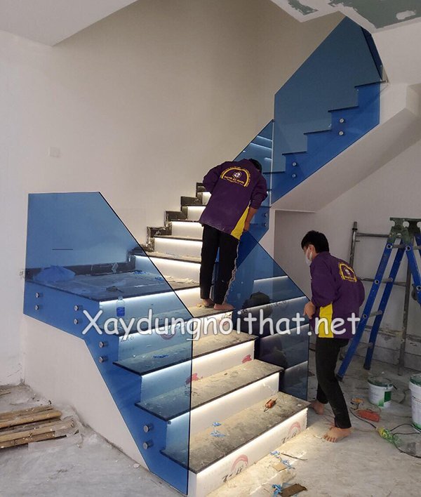 Khám Phá Mẫu Cầu Thang Kính Tay Vịn Gỗ Đẹp, Sang Trọng, Hiện Đại Mẫu lan can cầu thang kính đẹp