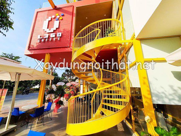 Cau thang sat ngoai troi 1