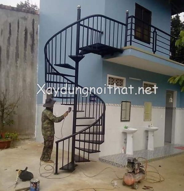 Cau thang sat ngoai troi 14