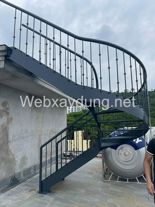 Cau thang sat ngoai troi 4