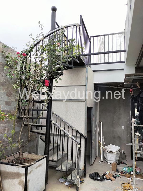Cau thang sat ngoai troi 5