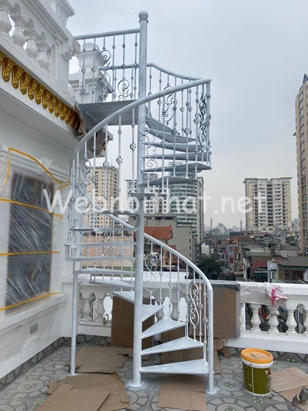 Cau thang sat ngoai troi 7