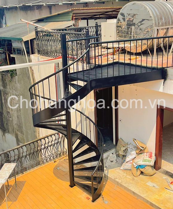 Cau thang sat ngoai troi 8