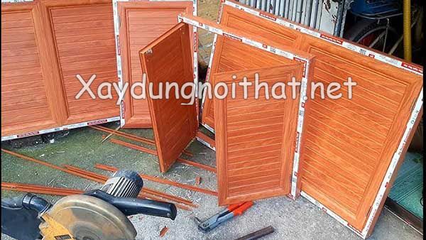 Mẫu tủ bếp nhôm kính nhỏ, đơn giản