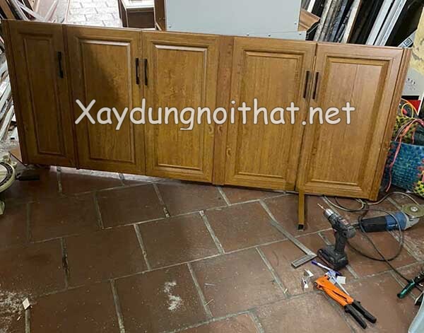 Mẫu tủ bếp nhôm kính nhỏ, đơn giản