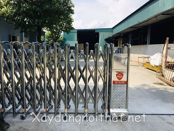 Báo Giá Cổng Xếp Inox & Các Mẫu Mới Nhất Cho Mọi Công Trình cong xep inox 13