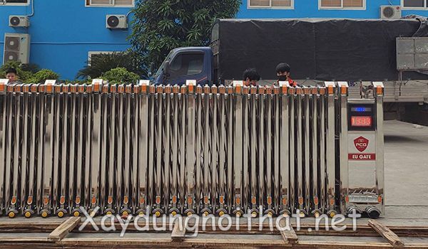 Báo Giá Cổng Xếp Inox & Các Mẫu Mới Nhất Cho Mọi Công Trình cong xep inox 14
