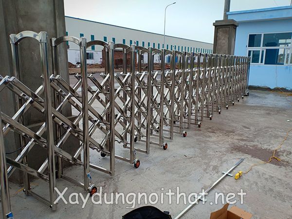 Báo Giá Cổng Xếp Inox & Các Mẫu Mới Nhất Cho Mọi Công Trình cong xep inox 3