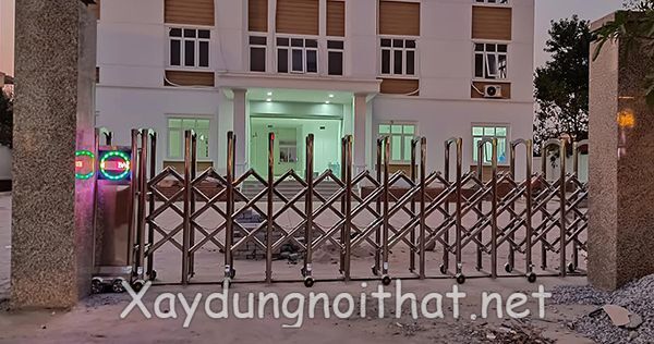 Báo Giá Cổng Xếp Inox & Các Mẫu Mới Nhất Cho Mọi Công Trình cong xep inox 6