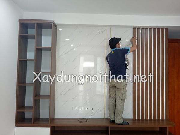 Vách Tivi Ốp Nhựa Đẹp: Xu Hướng Trang Trí Hiện Đại Cho Phòng Khách thi cong op nhua vach tivi 1