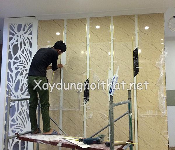 Vách Tivi Ốp Nhựa Đẹp: Xu Hướng Trang Trí Hiện Đại Cho Phòng Khách thi cong op nhua vach tivi 5