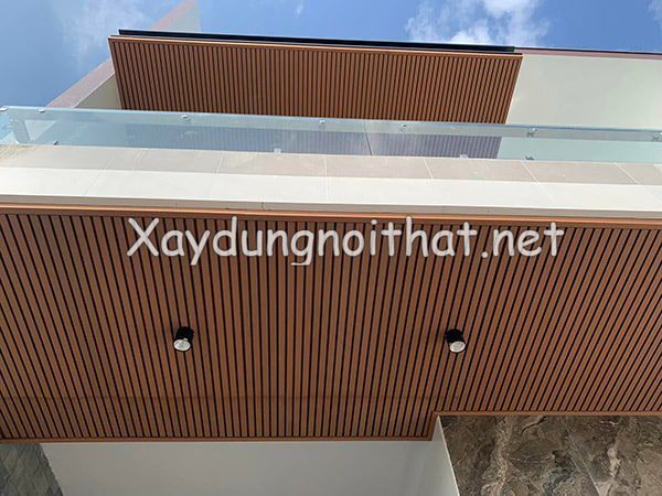 Trần Gỗ Nhựa Ngoài Trời: Thi Công Nhanh, Đẹp Bền, Giá Rẻ Bất Ngờ! tran go nhua ngoai troi 2