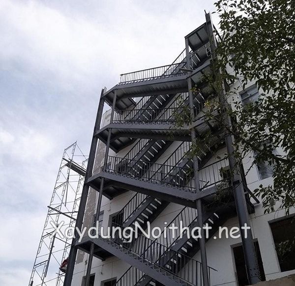 Top 30 Mẫu Cầu Thang Sắt Thoát Hiểm Bền Đẹp – Xem Ngay Báo Giá cau thang sat thoat hiem 4