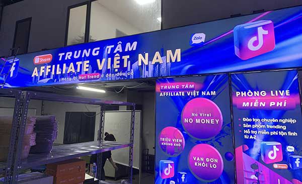 Làm Bảng Hiệu Hộp Đèn Đẹp – Xem Báo Giá & 50 Mẫu Hot Nhất Hiện Nay bang hieu hop den 29